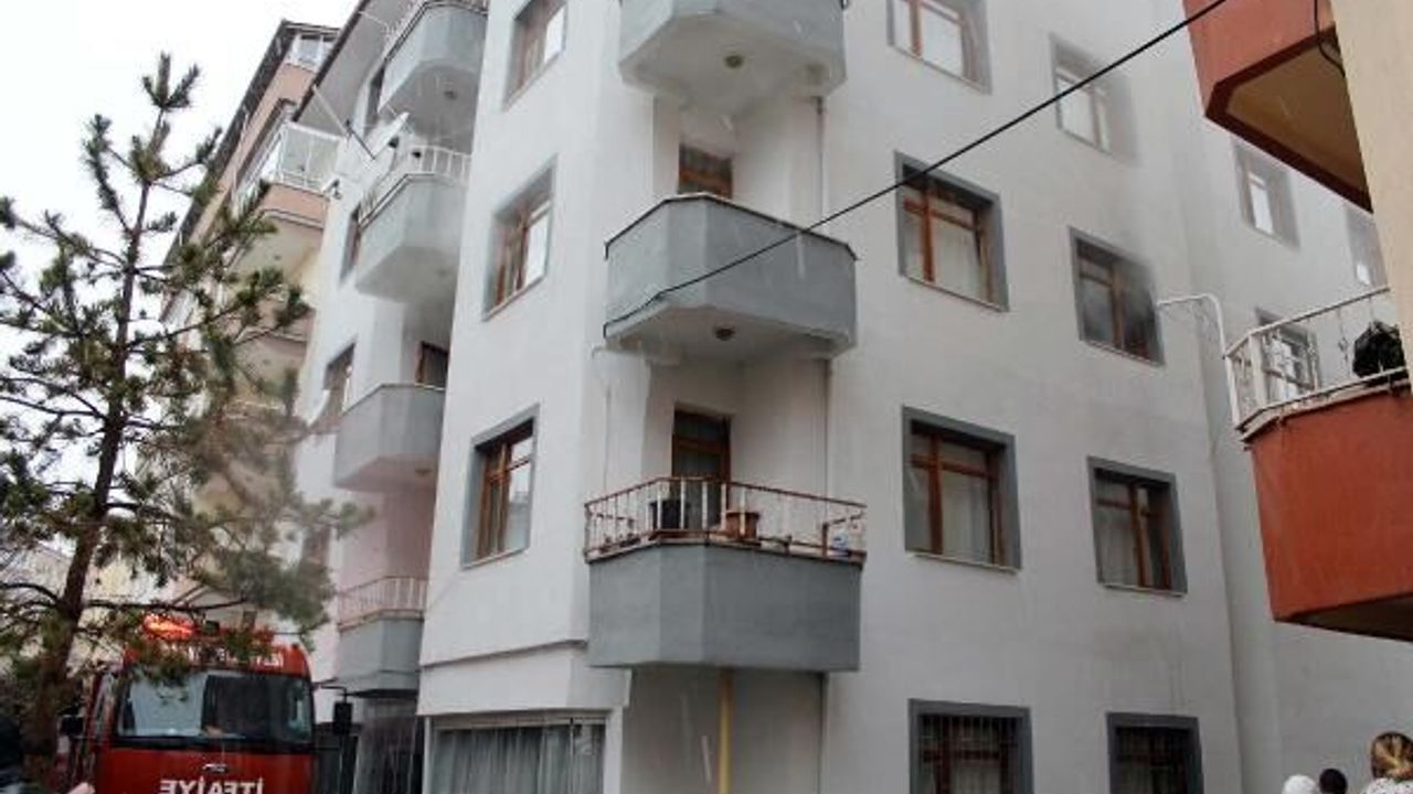 Yangın çıktı, yaşlı adam 3'üncü katın balkonundan atladı