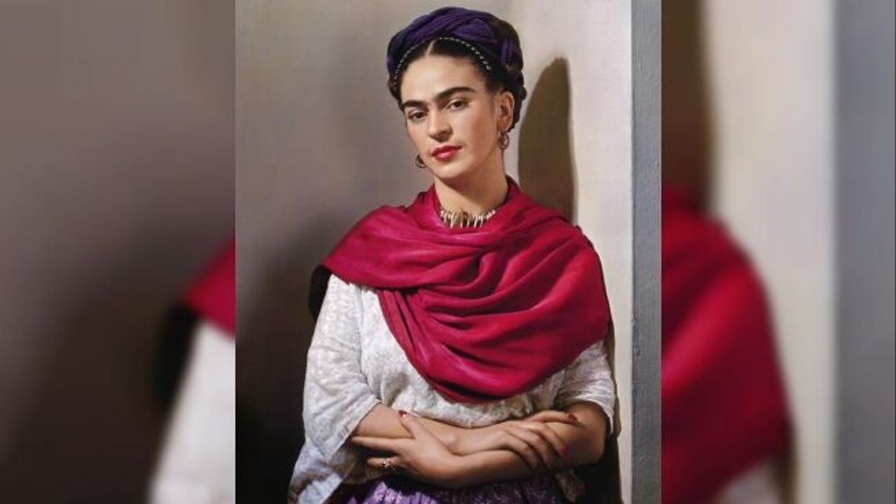 Ünlü ressam Frida Kahlo, otoportresi İle İKÜ Sahnesi'nde   