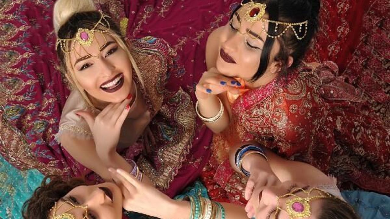 Gelini ağlatıp, oynatmak için özel kına ekibi