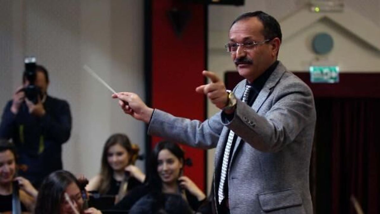 Şef batonunu eline alan rektör vekili, orkestrayı yönetti