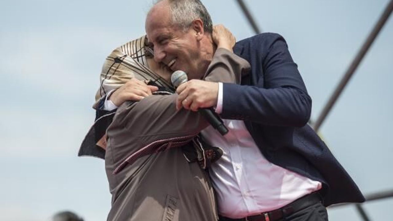 Fotoğraflar // Muharrem İnce annesi Zekiye İnce ile platformda