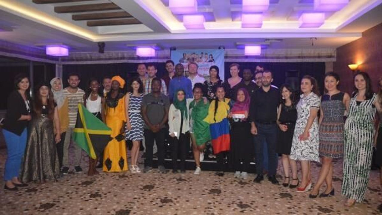 Bandırma'da 'Türkçe Yaz Okulu'na katılan 20 öğrenci için gala yemeği