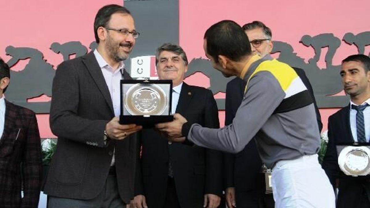 Cumhuriyet Kupası'nı 'Taykut' isimli atıyla Halis Karataş 10'cu kez kazandı (FOTOĞRAFLAR)