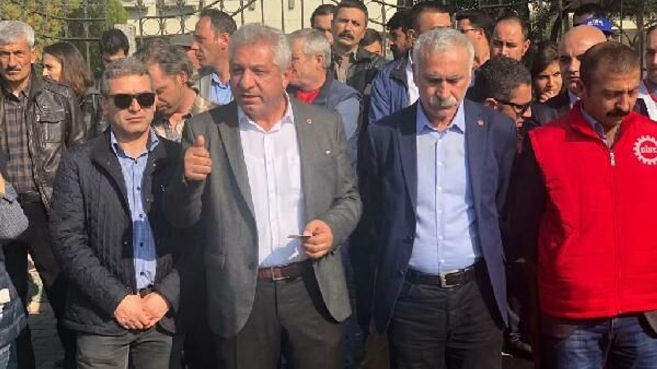 TARİŞ fabrikasından çıkarılan işçiler için DİSK'ten eylem