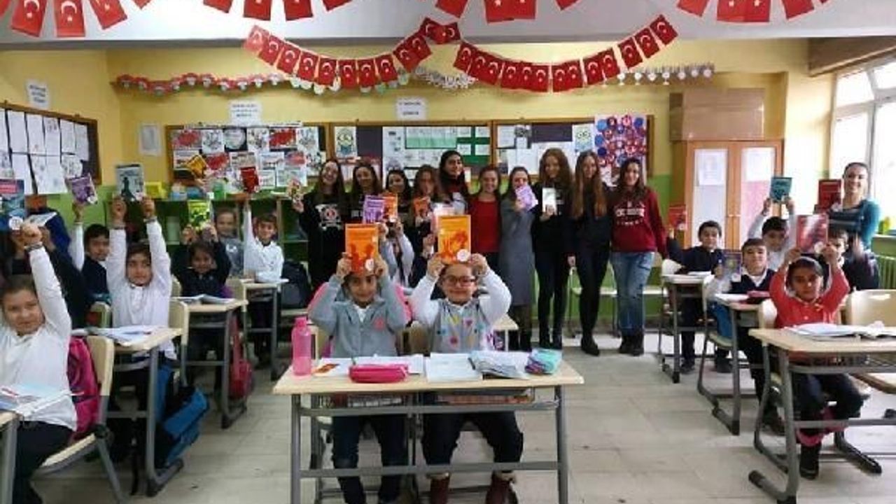 Lüleburgaz Genç Değişim Lisesi, Durak İlkokulu öğrencilerine okuma kitapları dağıttı