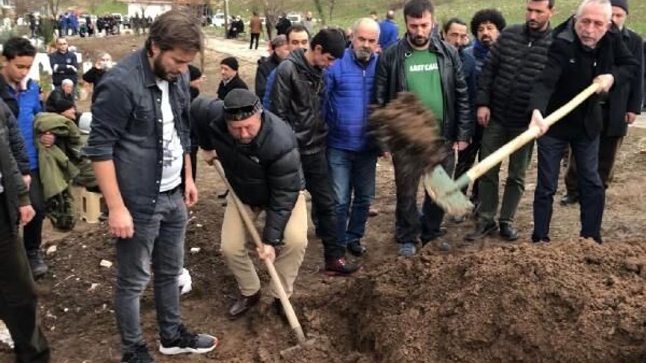 Ünlü oyuncu Erkan Can'ın ağabeyi son yolculuğuna uğurlandı (2)