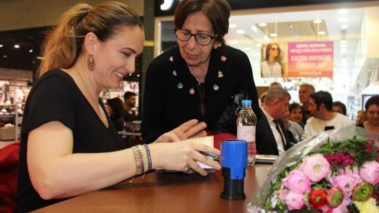 Ceyda Düvenci, SP hastası kızı için hazırladığı ajandayı imzaladı