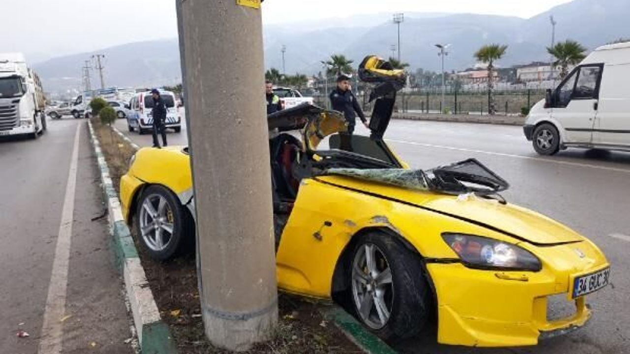 Kontrolden çıkan otomobil aydınlatma direğine çarptı, 1 yaralı