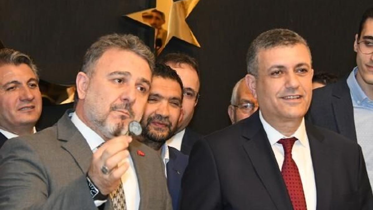  Esenyurt Belediye Başkanı Kemal Deniz Bozkurt mazbatasını aldı