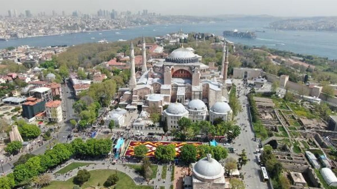 (Havadan fotoğraflarla) Sultanahmet'e 1460 metrekarelik lale halı 