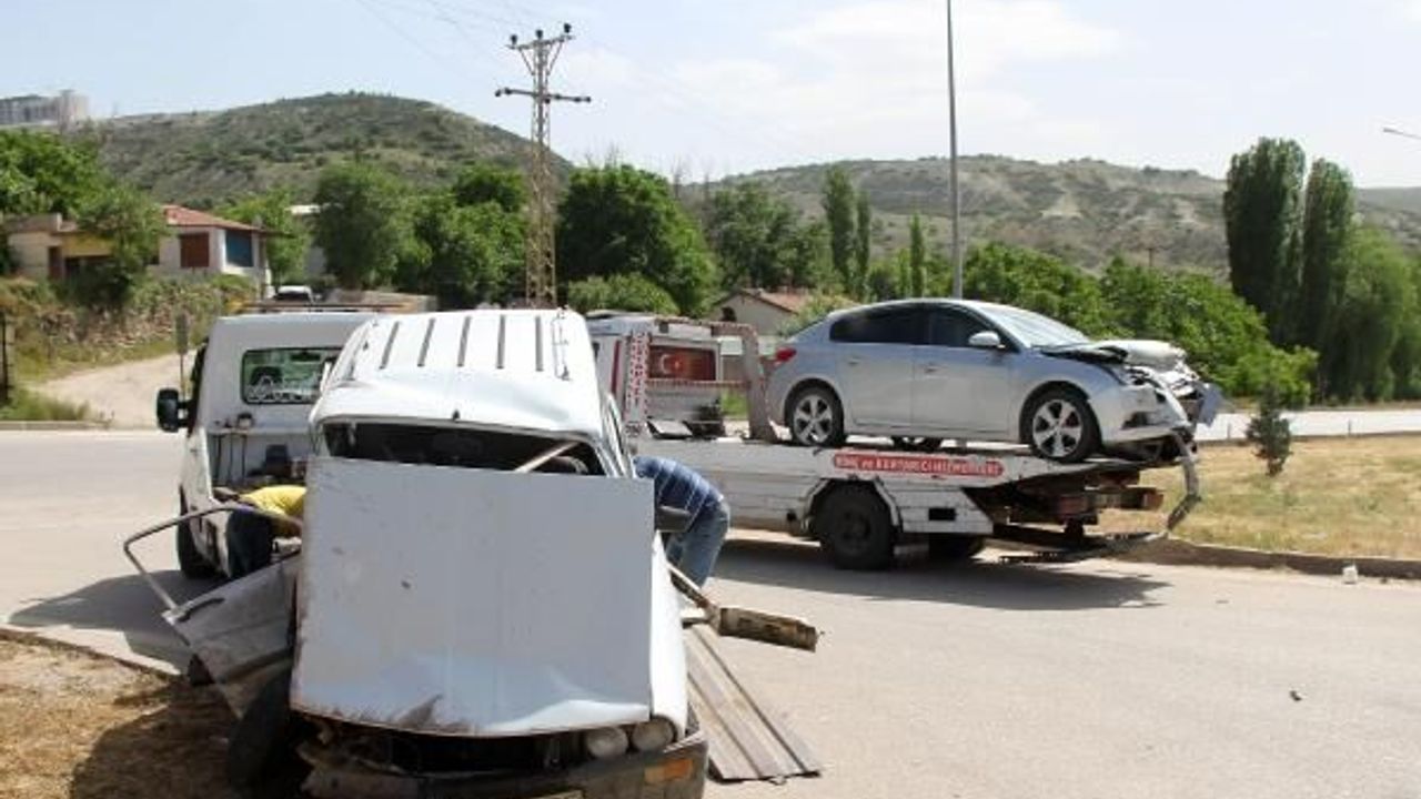 Burdur'da 2 otomobil çarpıştı: 3'ü öğretmen 4 yaralı