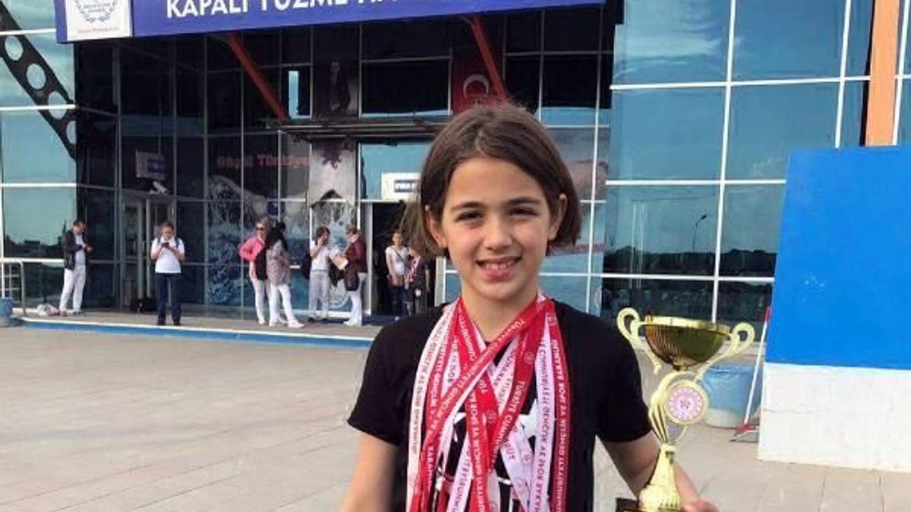 Ortaokullu yüzücü Beyza, katıldığı 56 yarışta 55 birincilik kazandı