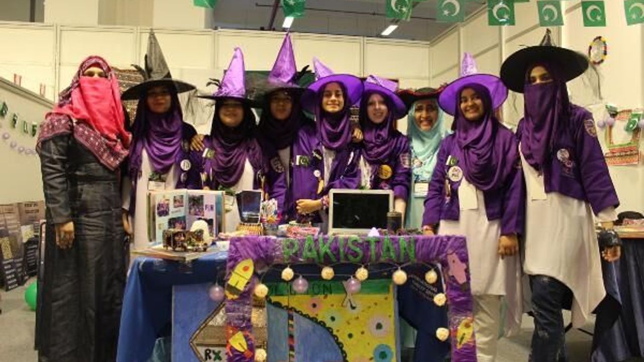 Pakistanlı kızlar, turnuvada cadı şapkaları ile mesaj verdi