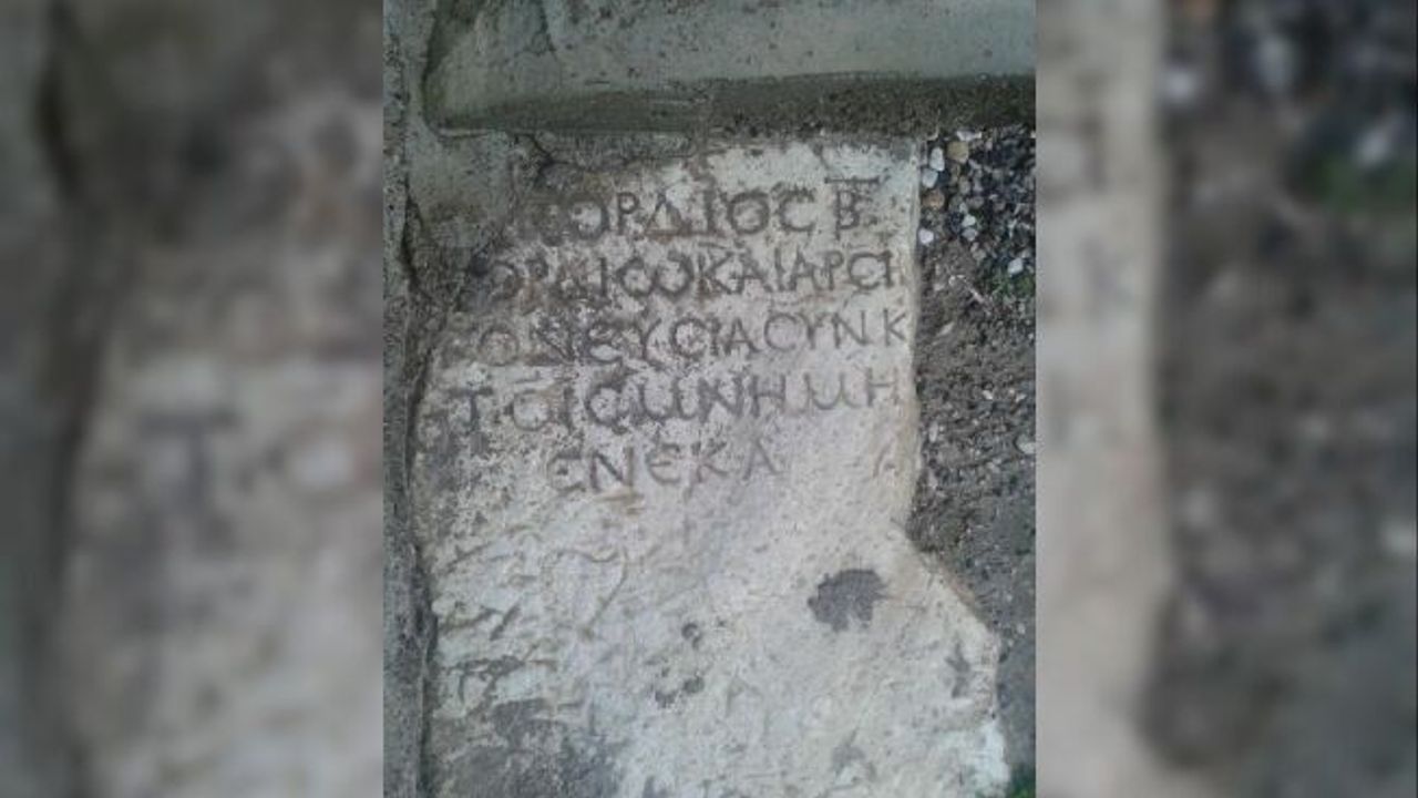 Avanos'ta bir evin bahçesinde Roma dönemi mezar taşı bulundu