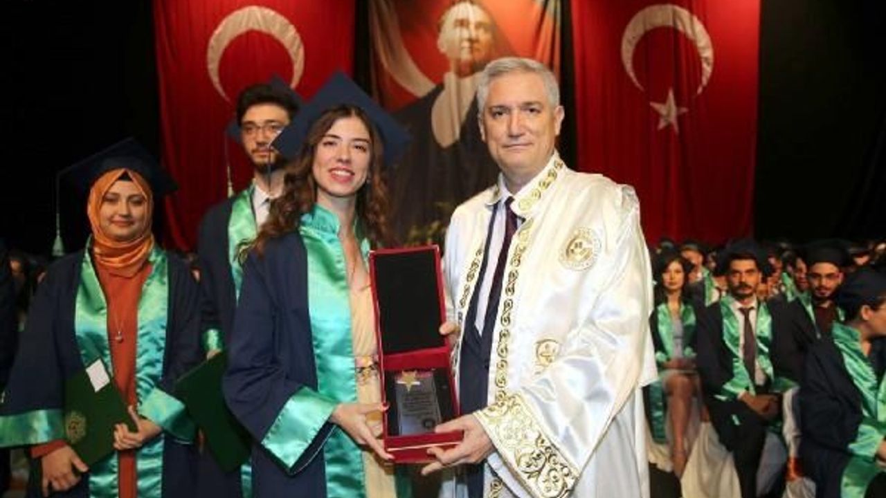 Çukurova Üniversitesi Tıp Fakültesi'nde 251 hekimin mezuniyet coşkusu