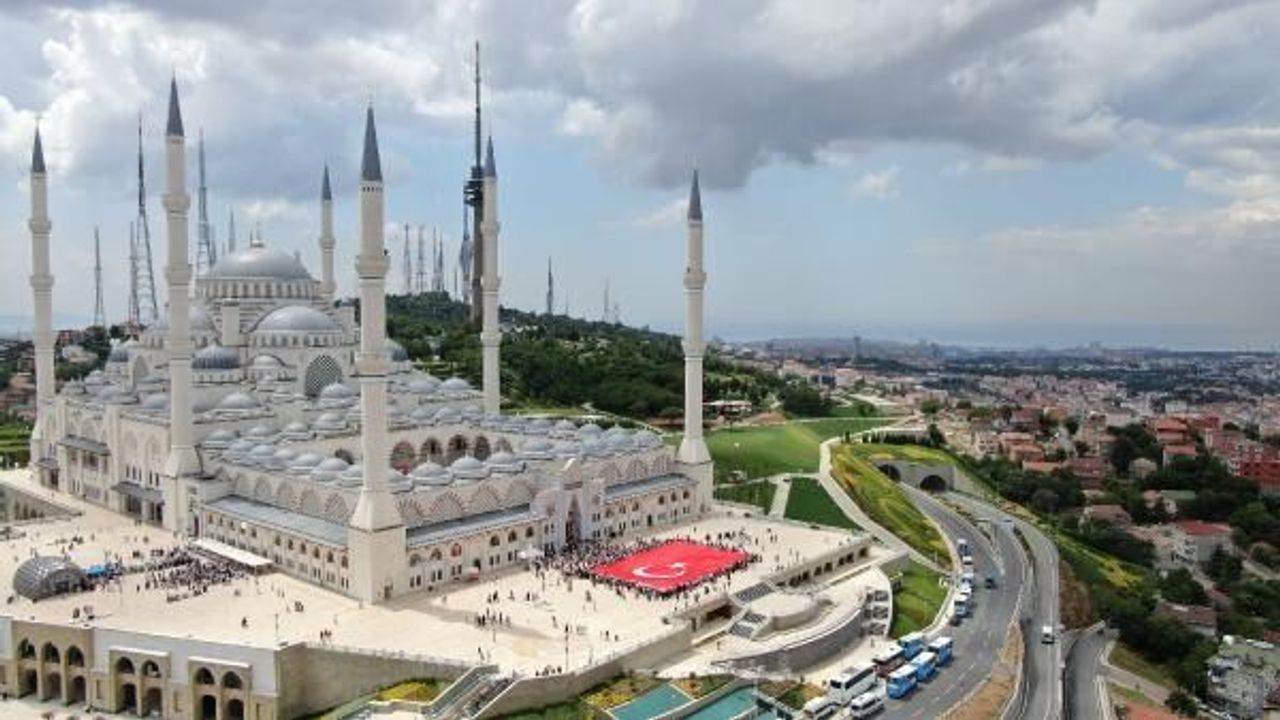 Havadan fotoğraflarla Çamlıca Camii avlusundaki Kur'an kursu şenliği