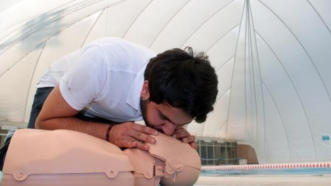 'Suda boğulma tehlikesi geçiren kişiye arkadan müdahale edin'