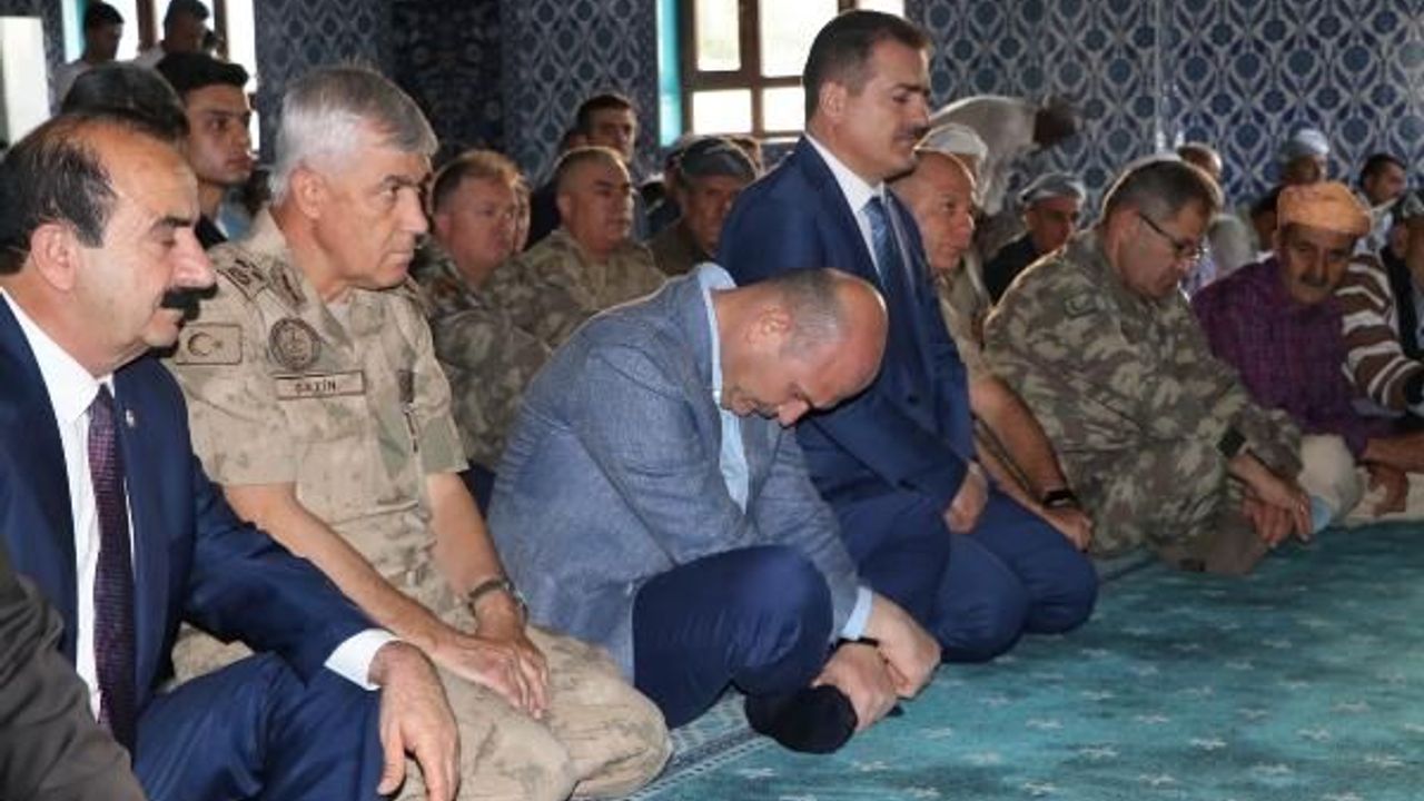 Bakan Soylu, bayram namazını sınırın sıfır noktasında kıldı