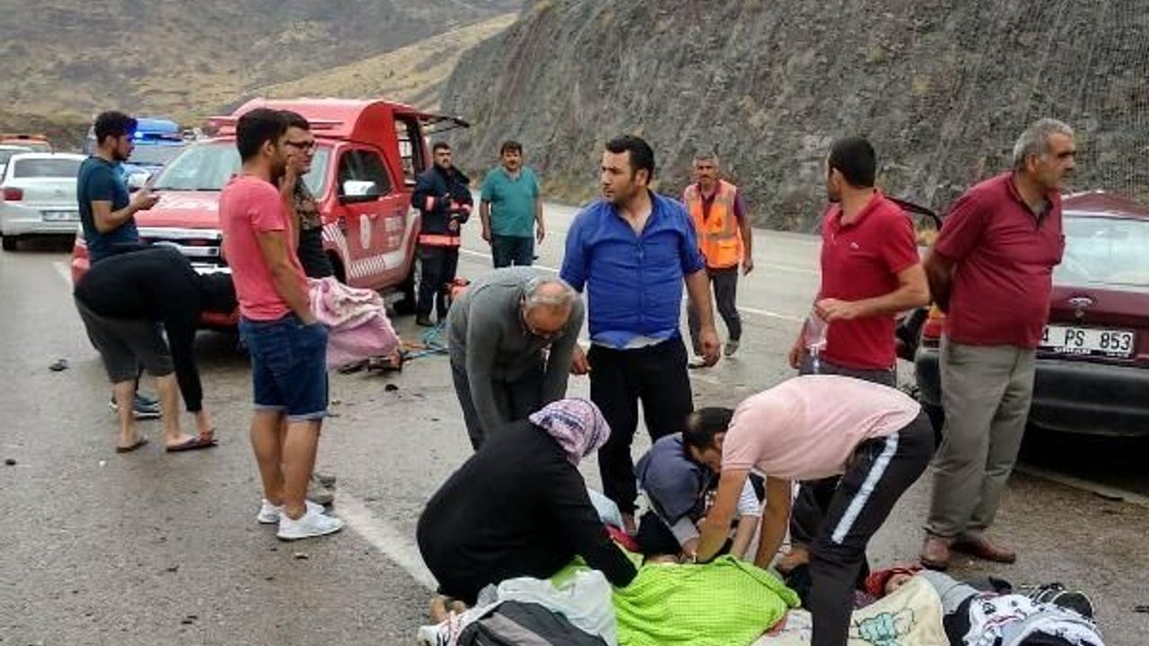 Hafif ticari araç ile otomobil çarpıştı: 1 ölü, 7 yaralı