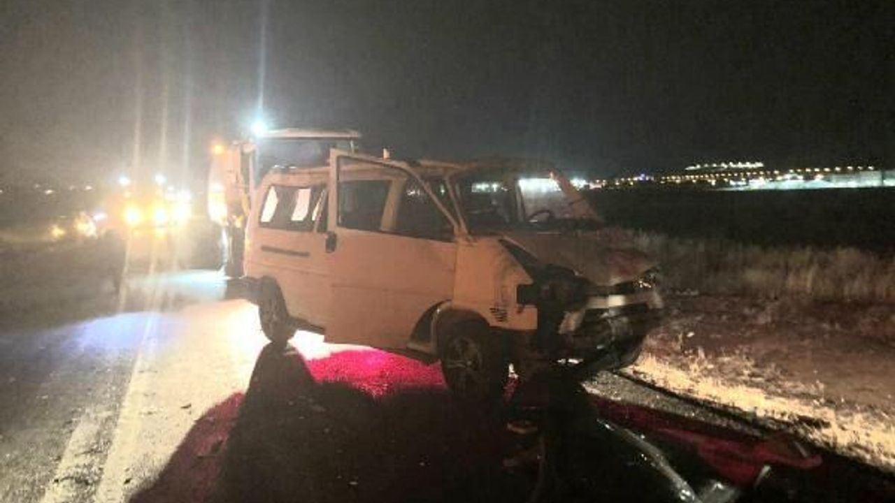 Elazığ'da minibüs ile otomobil çarpıştı: 5 yaralı