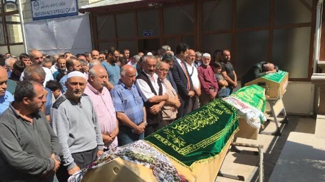 Nişan dönüşü kazada ölen anne ve çocukları, toprağa verildi