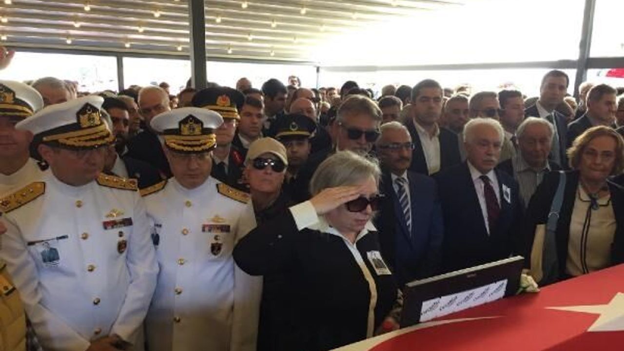 Emekli Tümamiral Polat'ı eşi, son yolculuğuna asker selamıyla uğurladı