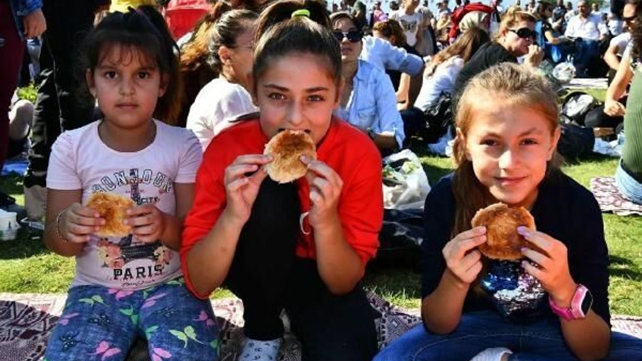 İzmir'de 15 bin boyoz ücretsiz dağıtıldı (2)