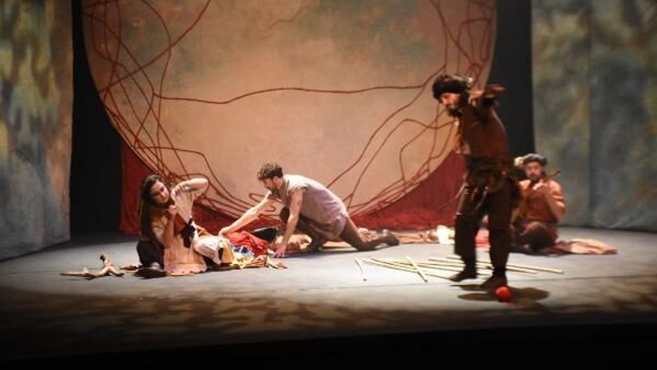 Edirne'de kurulan Devlet Tiyatrosu, 'Bir Nefes Dede Korkut' oyunu ile kapalı gişe perde açtı