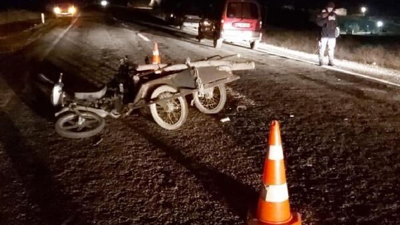 Hafif ticari araç ile motosiklet çarpıştı: 1 yaralı 