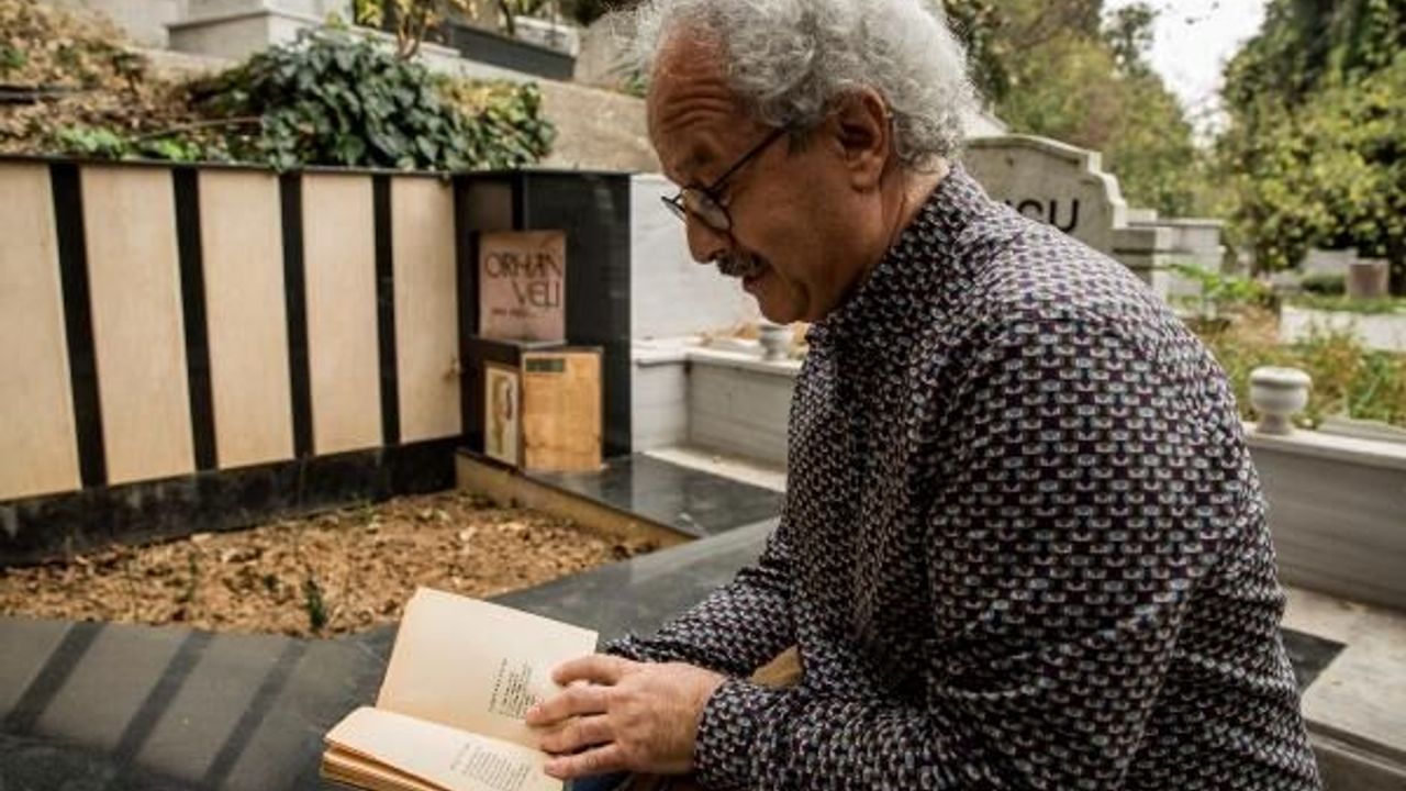 Orhan Veli'nin ölüm yıl dönümünde şiirlerini okuyarak usta şairin mezarına yürüdüler