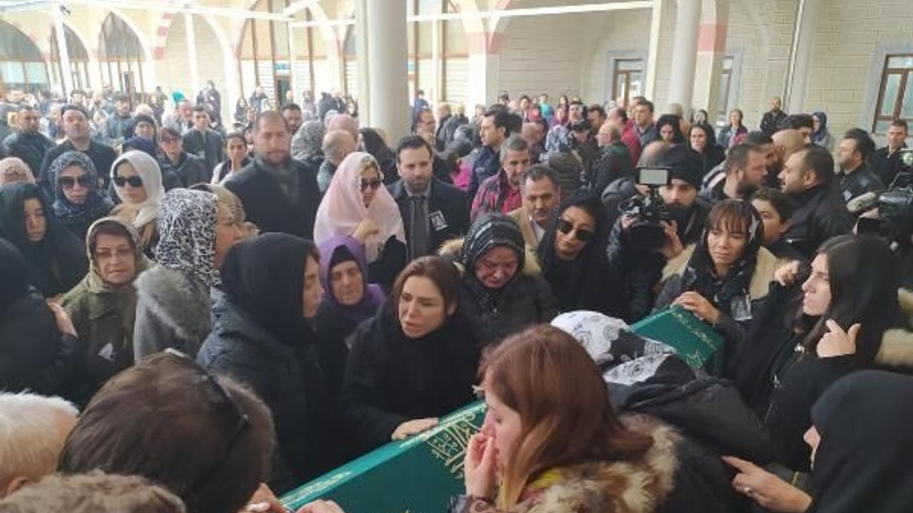 Ünlü türkücü Ceylan, yeğeni Nazlıcan'ı son yolculuğuna gözyaşları içinde uğurladı