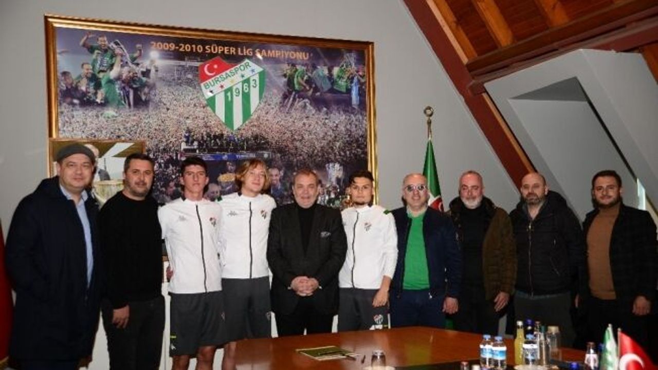 Bursaspor, altyapısına yatırım yapmaya devam ediyor - Üç futbolcuya profesyonel imza attırıldı