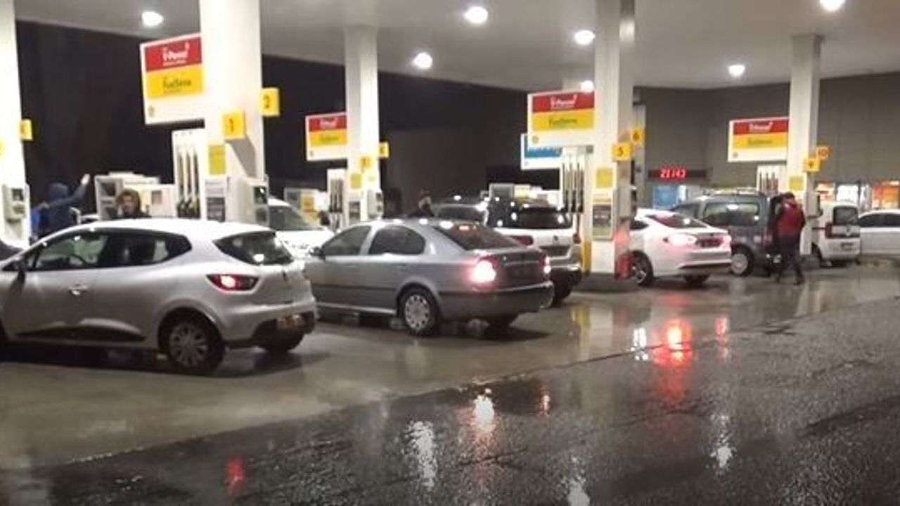 Gaziantep’te dolu yağışı etkili oldu, araç sürücüleri sığınacak yer aradı