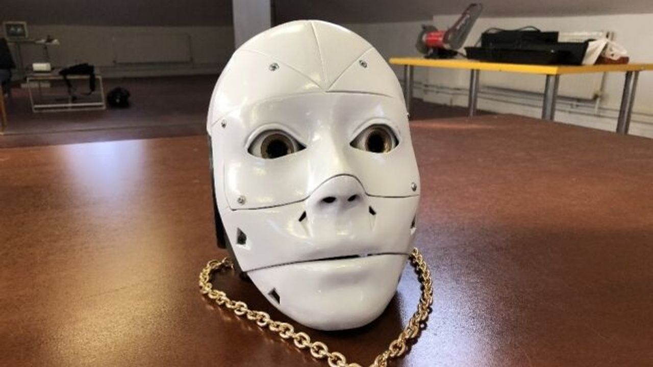 Türkçe rap yapan robottan sosyal mesafe ve maske uyarısı