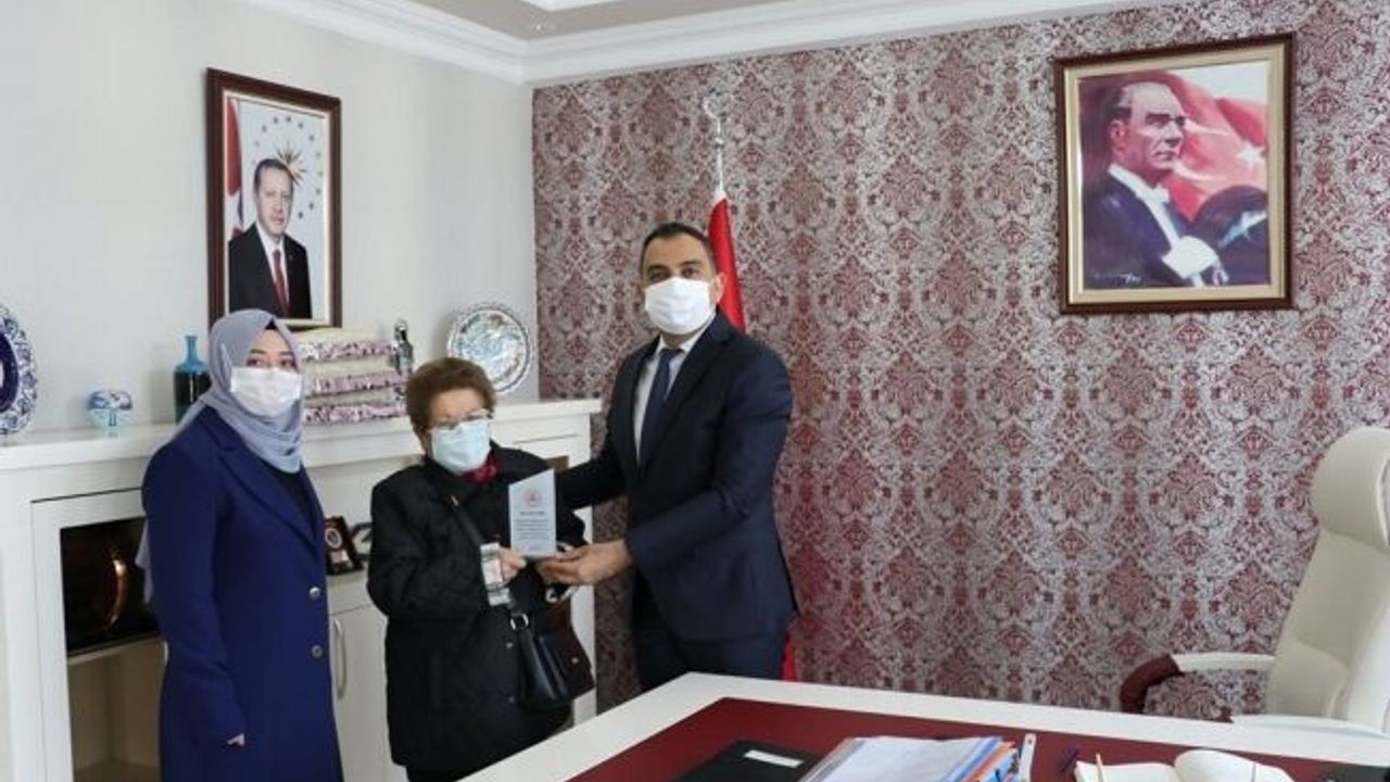 2 yılda 180 kitap okuyan 88 yaşındaki emekli öğretmene plaket