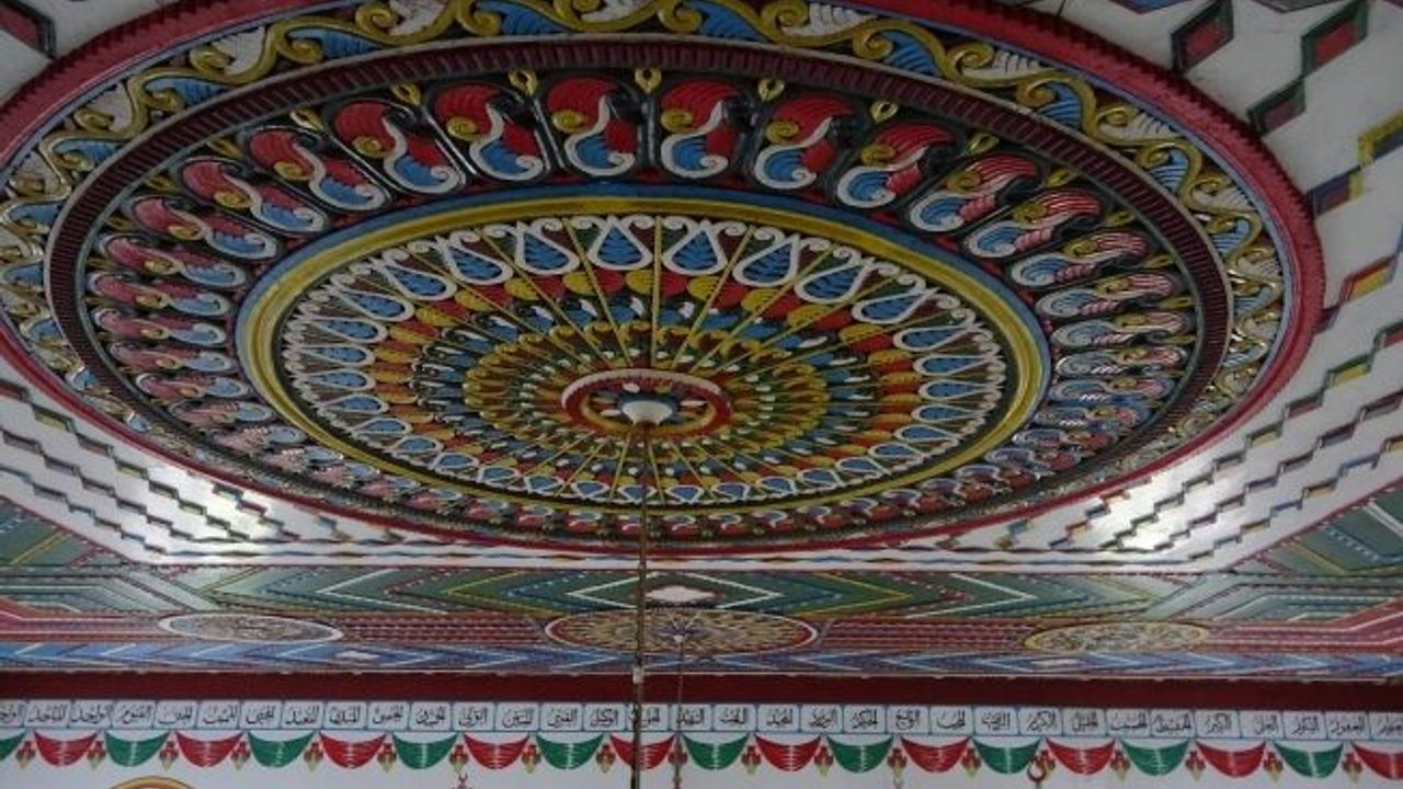 Bu cami ahşap süslemeleri ile dikkat çekiyor