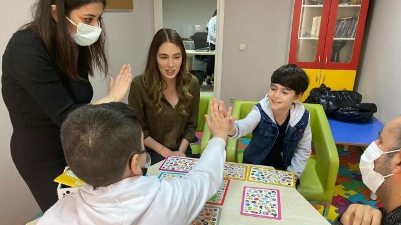 Çocuk oyuncu Mustafa Konak, karakterine hazırlandığı rehabilitasyon merkezini ziyaret etti