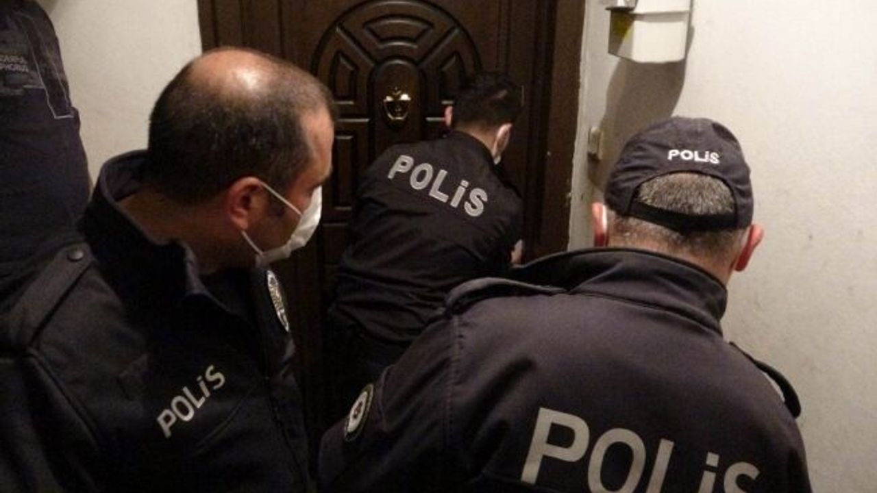 Kapısı kilitli evde ocakta unutulan yemek polisi alarma geçirdi