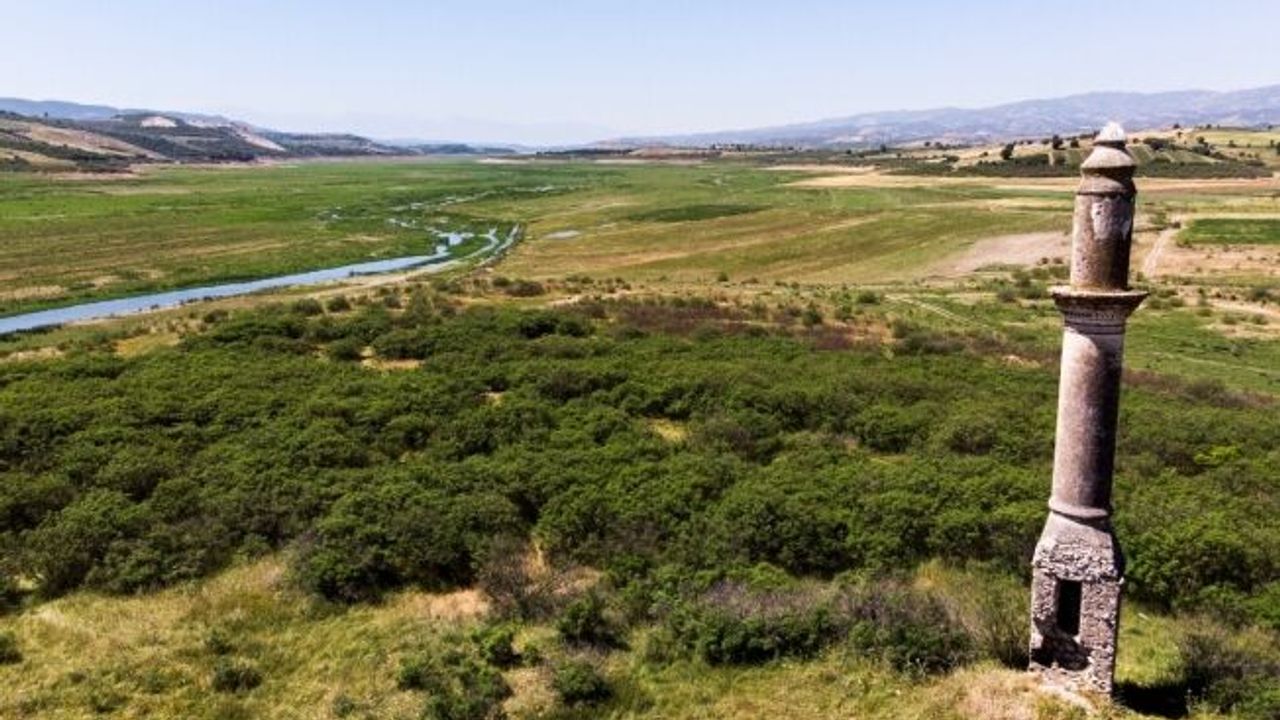 (Özel) Baraj suları çekildi, cami minaresi ortaya çıktı