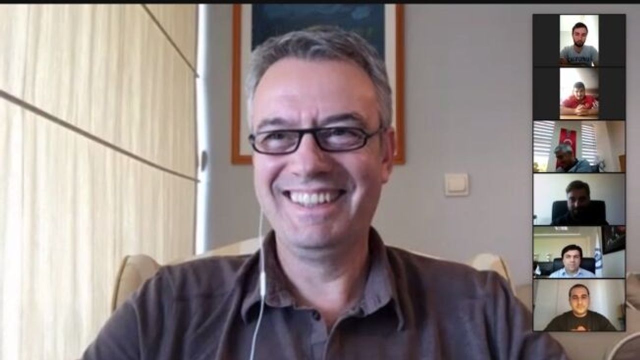 Başarılı spor spikeri ve sunucu Melih Gümüşbıçak, öğrencilerle bir araya geldi