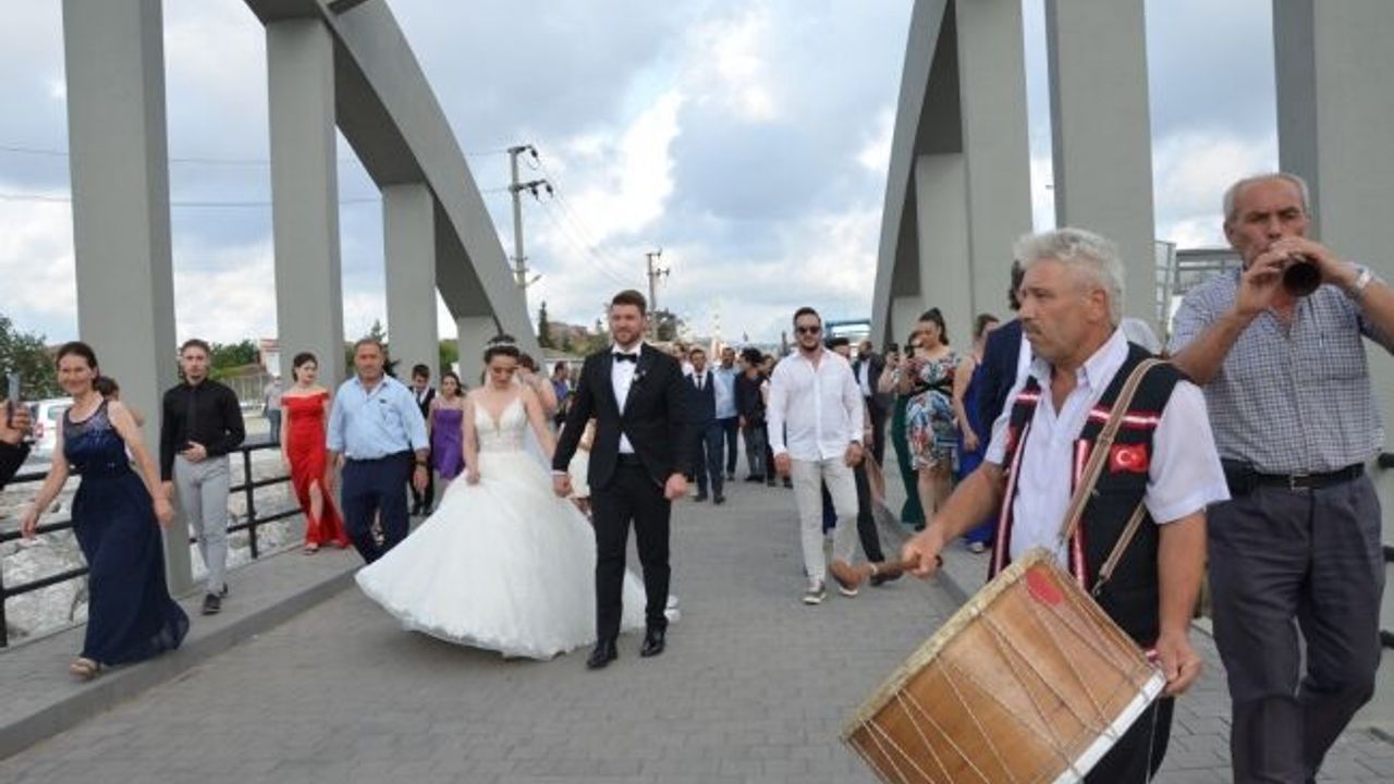 Gelin ve damatlar köprüden geçmek için sıraya giriyor