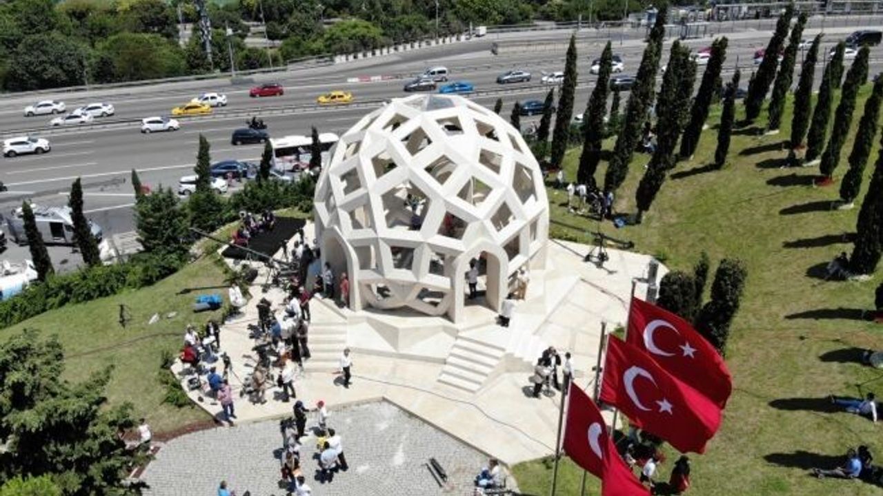 Üsküdar’da 15 Temmuz Şehitler Anıtına yoğun ilgi havadan görüntülendi