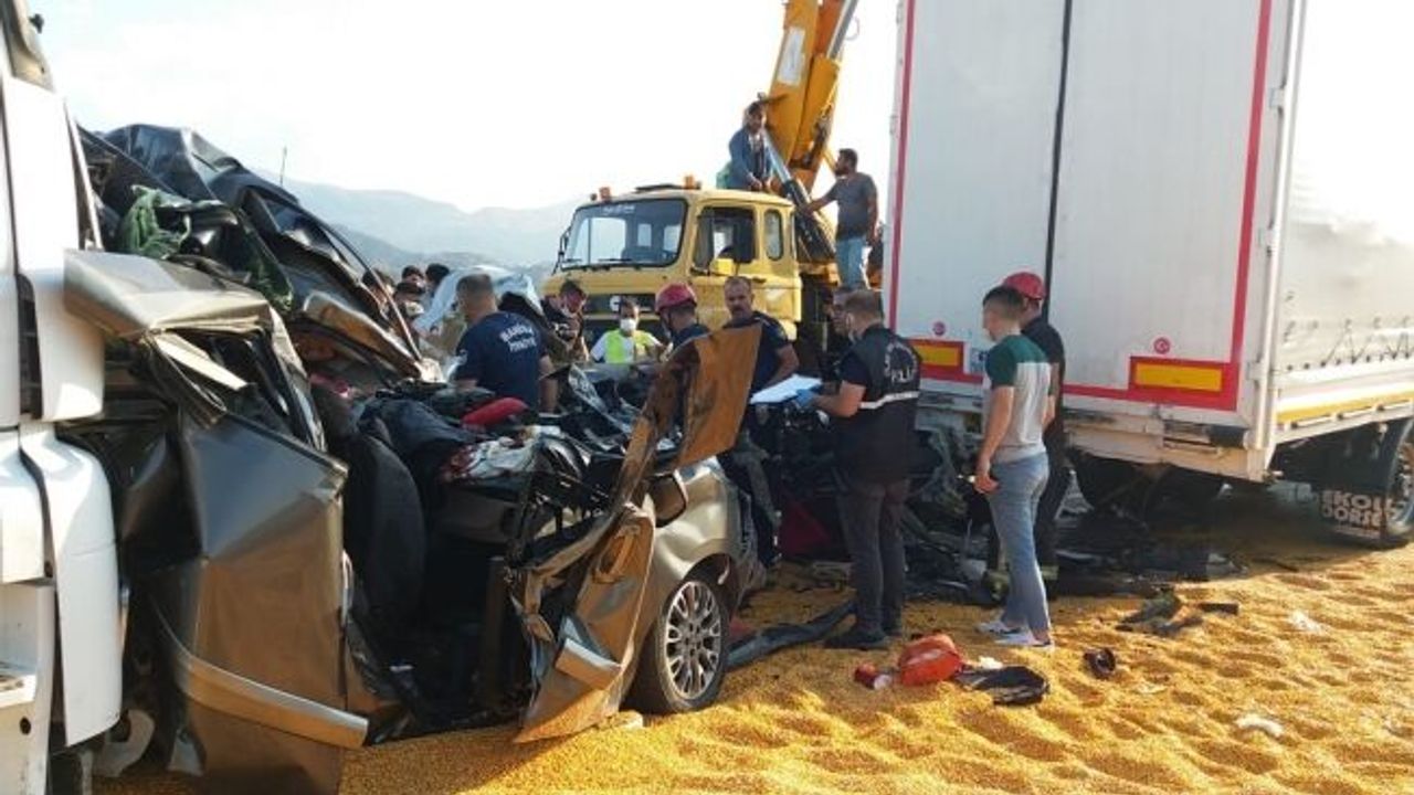 Manisa’nın Salihli ilçesinde 3 tır ve 2 otomobilin karıştığı zincirleme trafik kazasında ilk belirlemelere göre 3 kişi öldü, 5 kişi yaralandı.