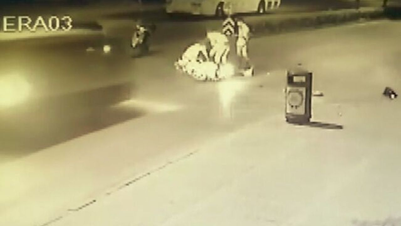 Minibüs, yerde yatan kazazedeye yardım için koşan vatandaşların arasına daldı