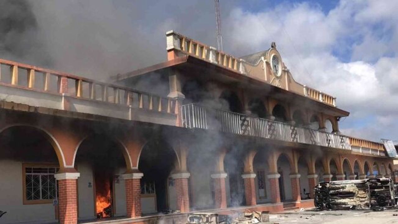 Meksika’da belediye başkanına kızan halk, belediye binasını ateşe verdi