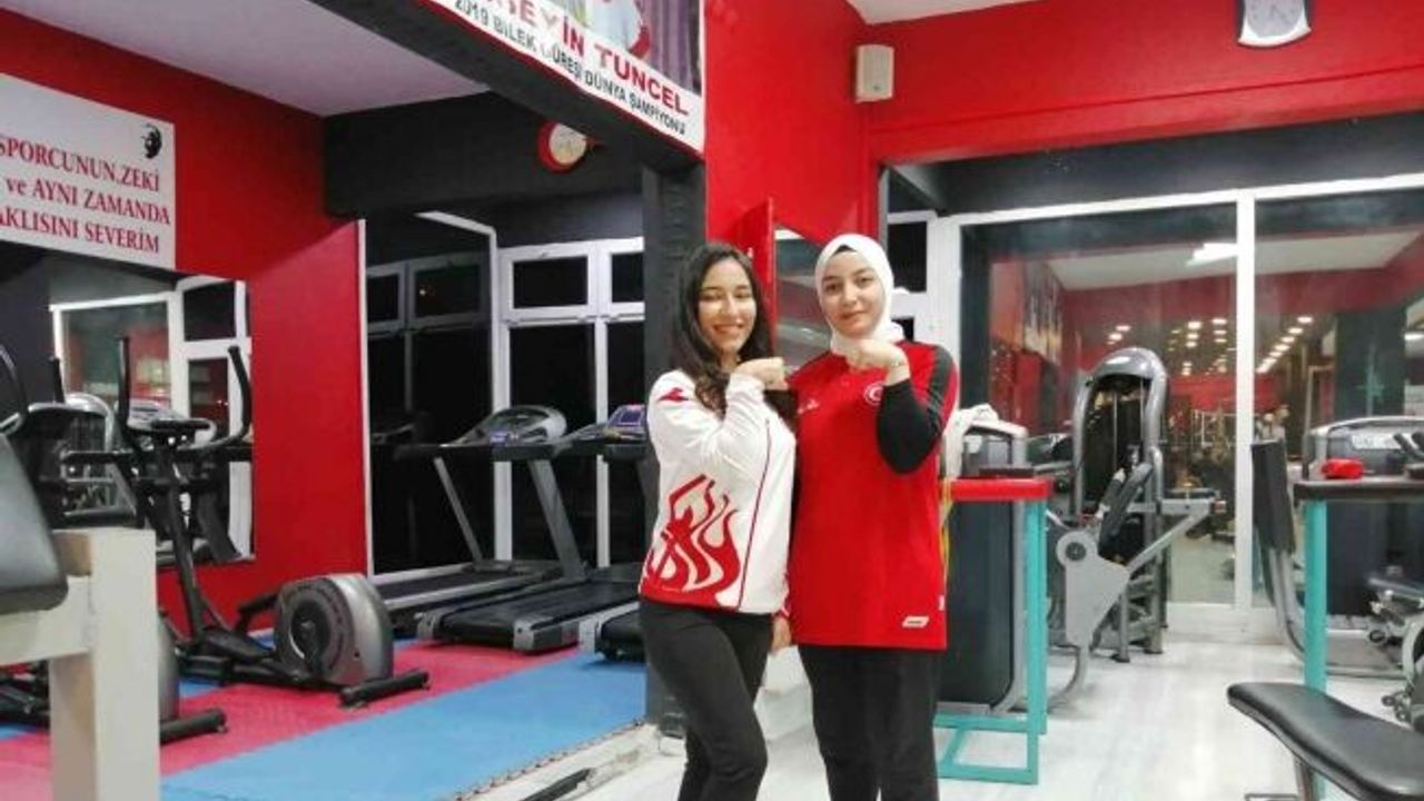 (Özel haber) Esma Nur ve Beyzanur bilekleriyle dünyayı devirip yurda madalyayla döndüler