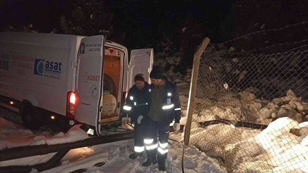 Alanya’nın yüksek kesimlerini kar esir aldı, 11 araç 40 vatandaş mahsur kaldı