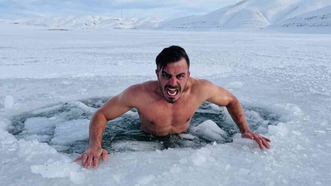 Çılgın fenomen buz tutan Van Gölü’ne daldı, hipotermi tehlikesi geçirdi