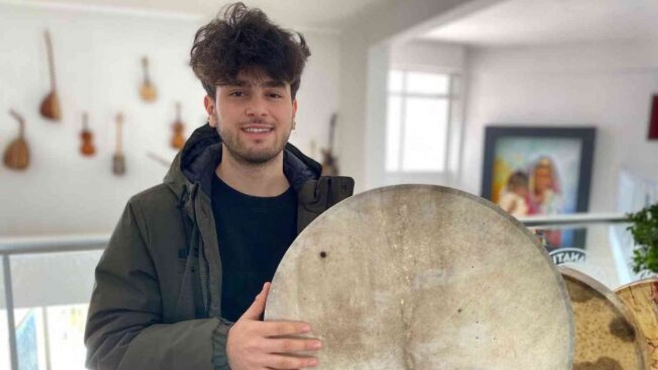 Diyarbakırlı lise öğrencisi istediği tonda saz bulamayınca hem ‘erbane’ üretiyor hem çalıyor