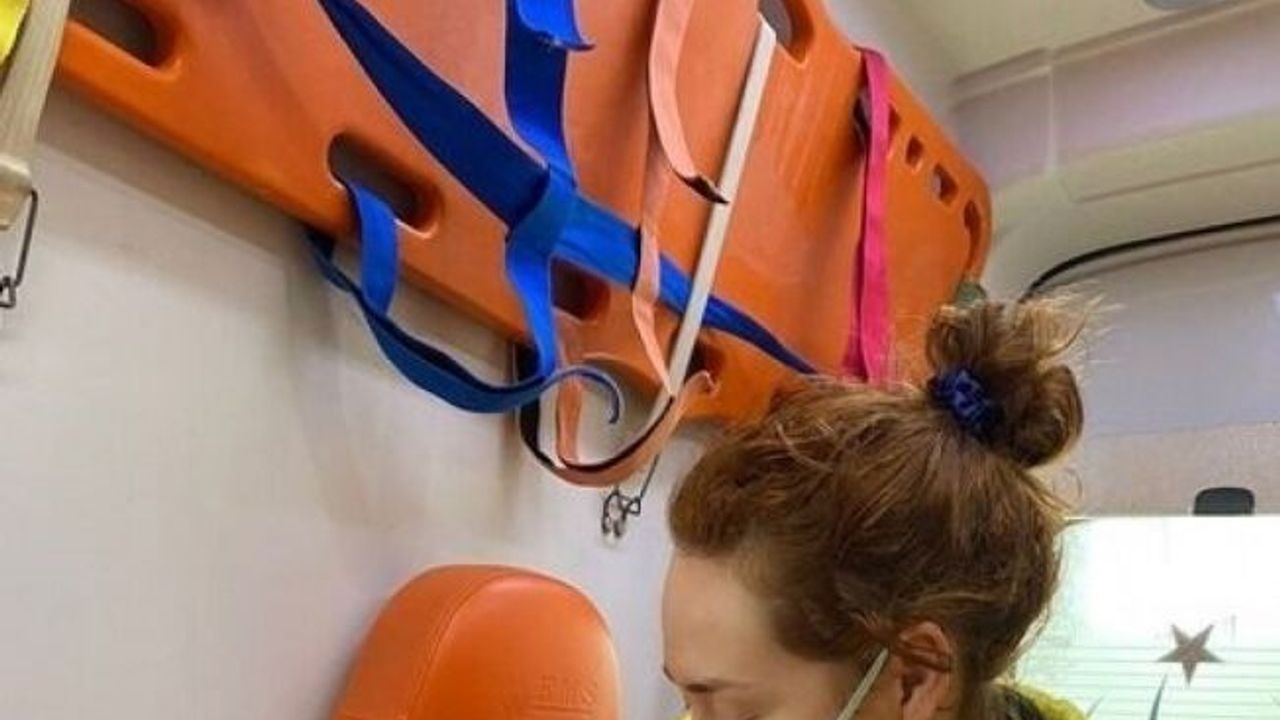 Minik bebek sağlı ekiplerinin kucağında evde gözlerini dünyaya açtı